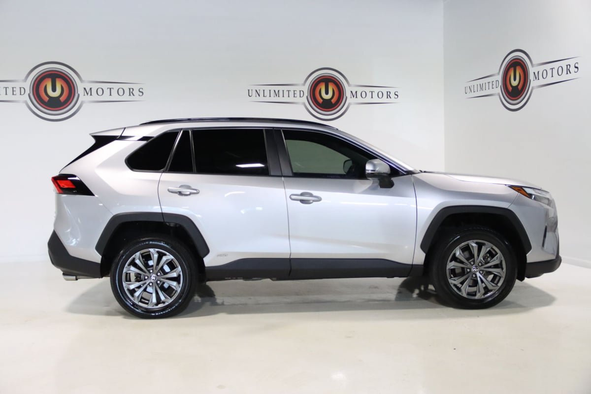Used 2022 Toyota RAV4 XLE Premium AWD/4WD image 28