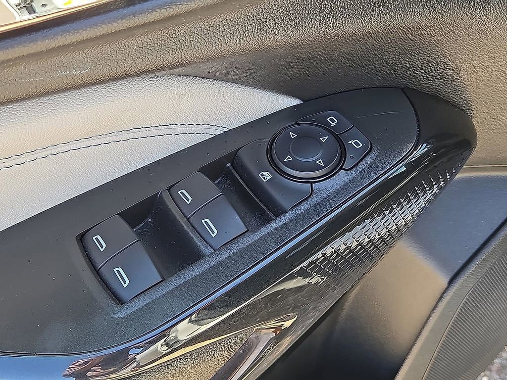 Used 2025 Chevrolet Trax LT FWD image 21