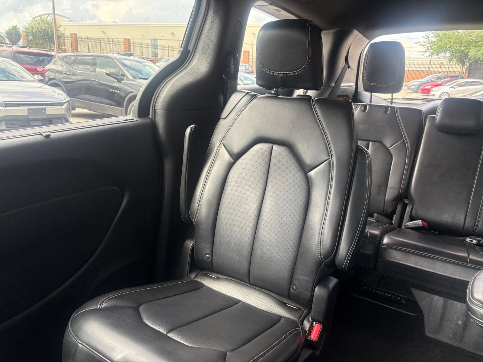 Used 2025 Chrysler Pacifica Select FWD image 34