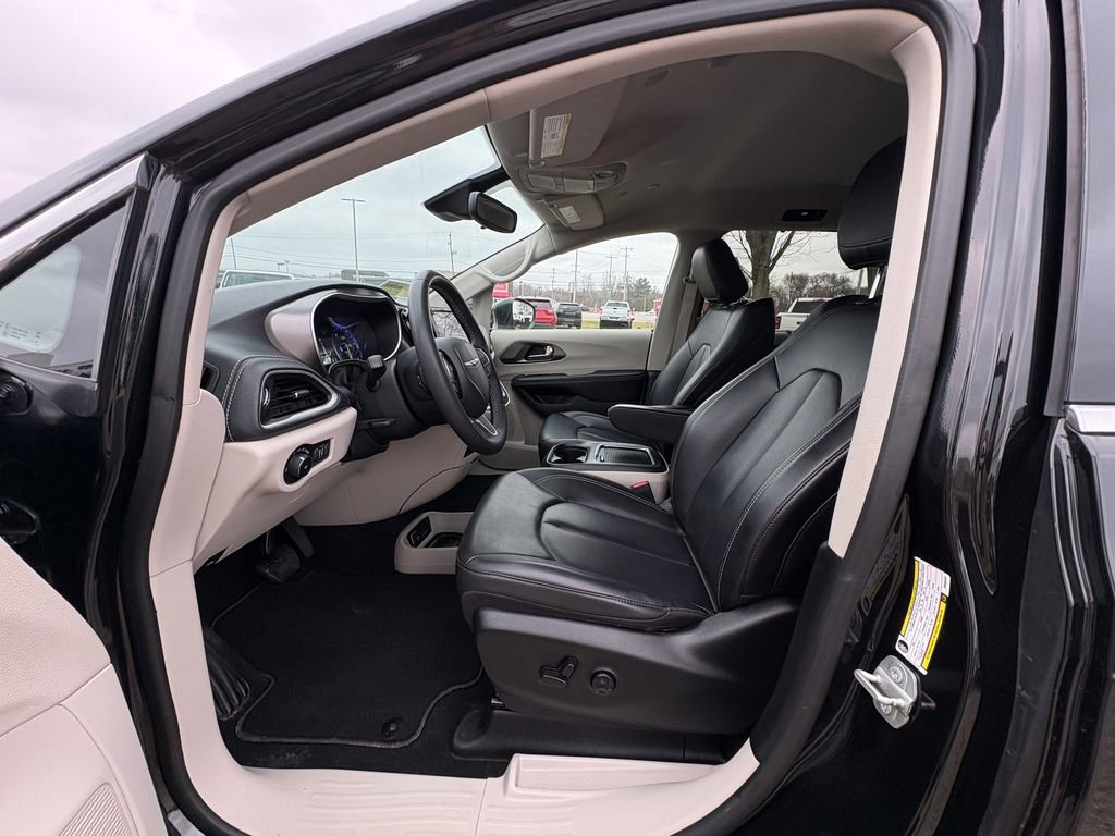Used 2023 Chrysler Pacifica Touring-L image 18