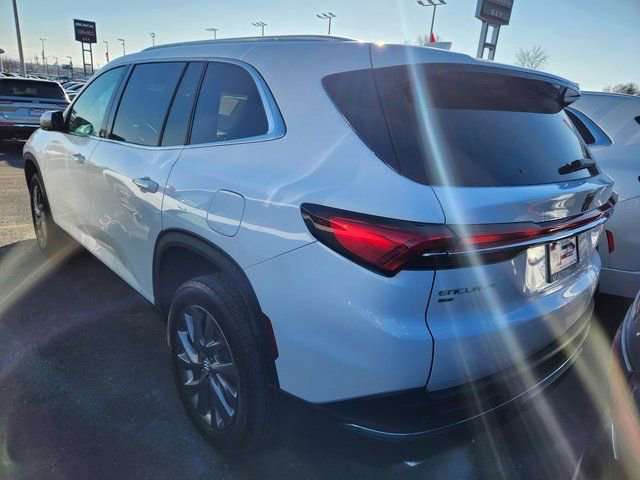 Used 2025 Buick Enclave Preferred image 3