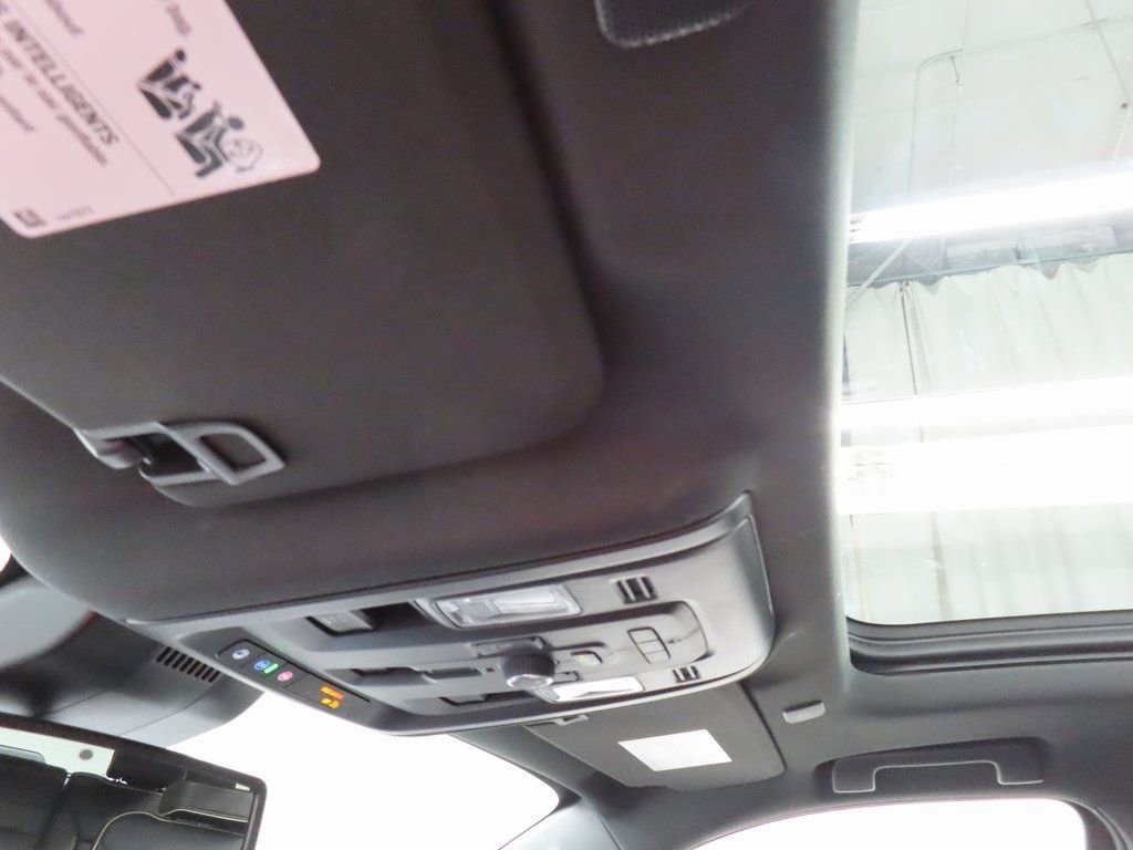 Used 2024 GMC Yukon XL SLT w/ SLT Premium Package image 25