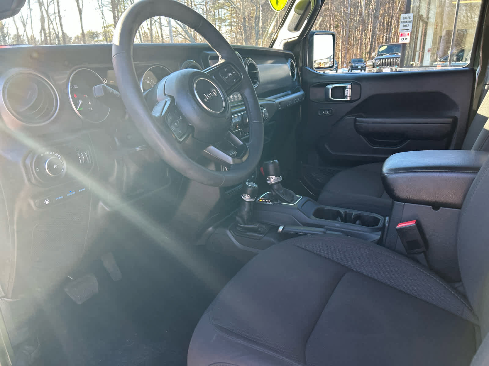 Used 2023 Jeep Wrangler Unlimited w/ Sun & Screen Package image 21