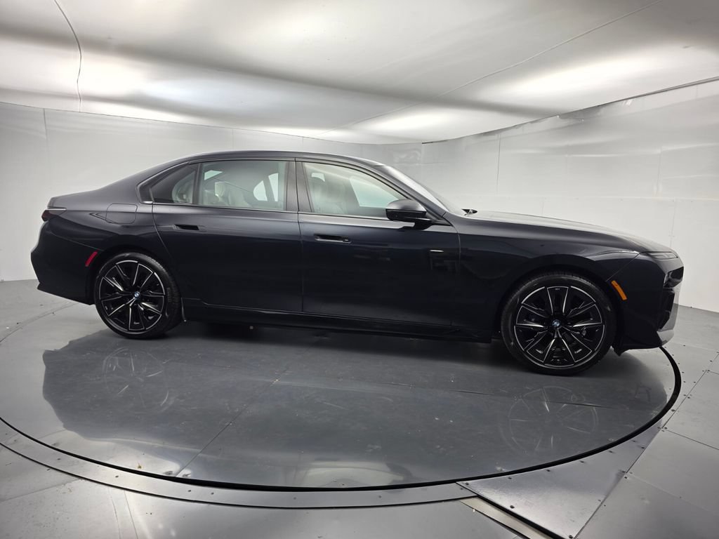 Used 2023 BMW i7 xDrive60 w/ Parking Assistance Package AWD/4WD image 3