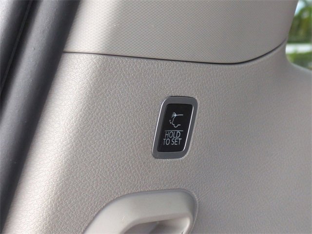 Used 2023 Jeep Wagoneer Series III w/ Preferred Equipment Group image 15