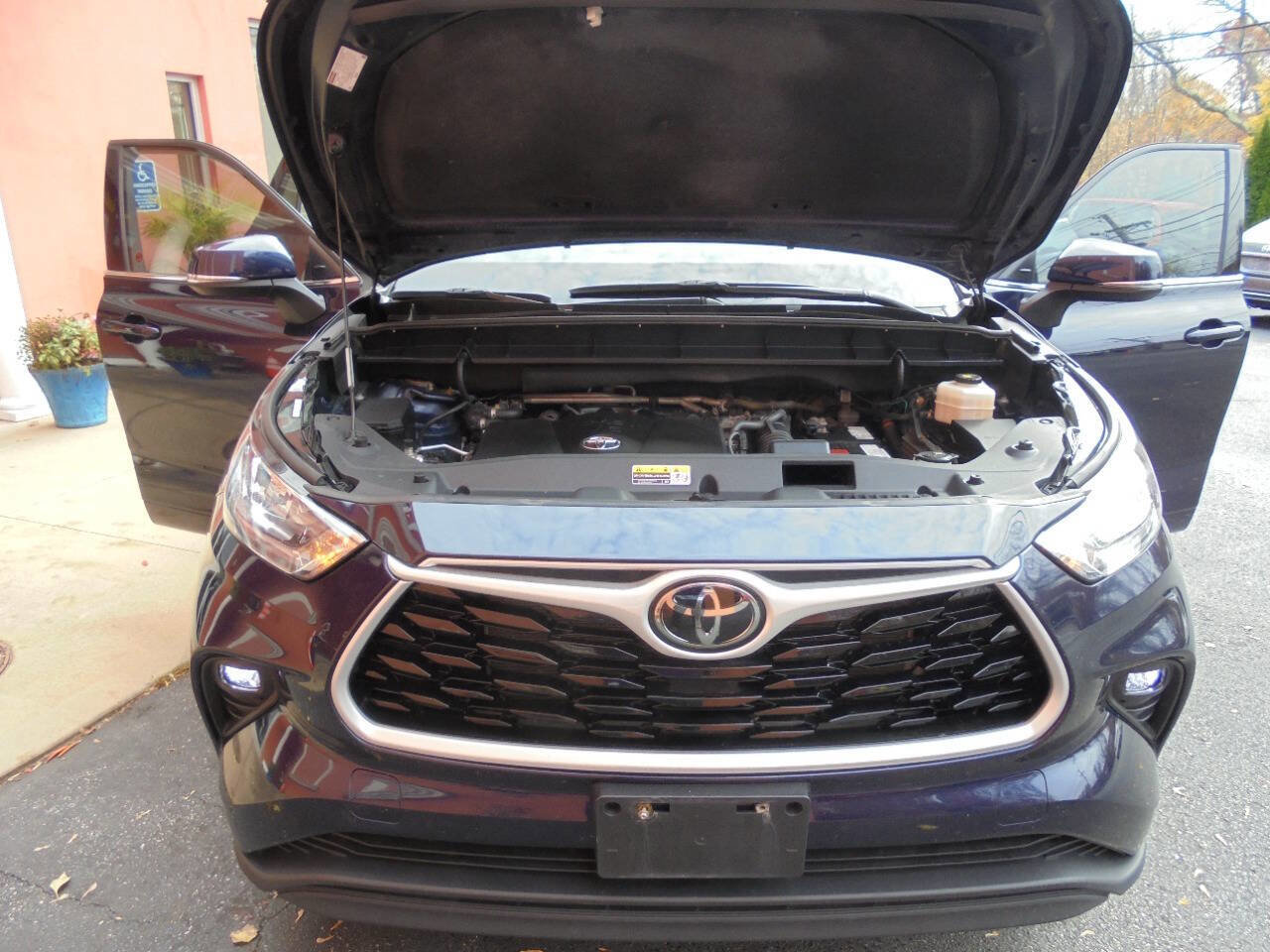 Used 2021 Toyota Highlander XLE AWD/4WD image 39