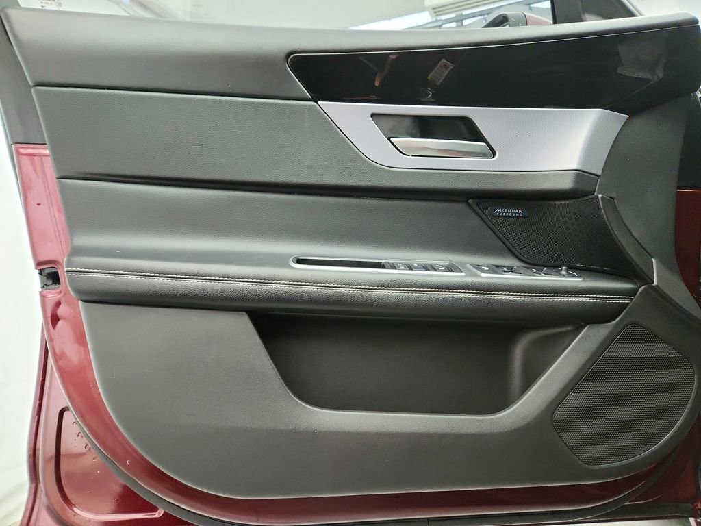 Used 2017 Jaguar XF R-Sport image 29