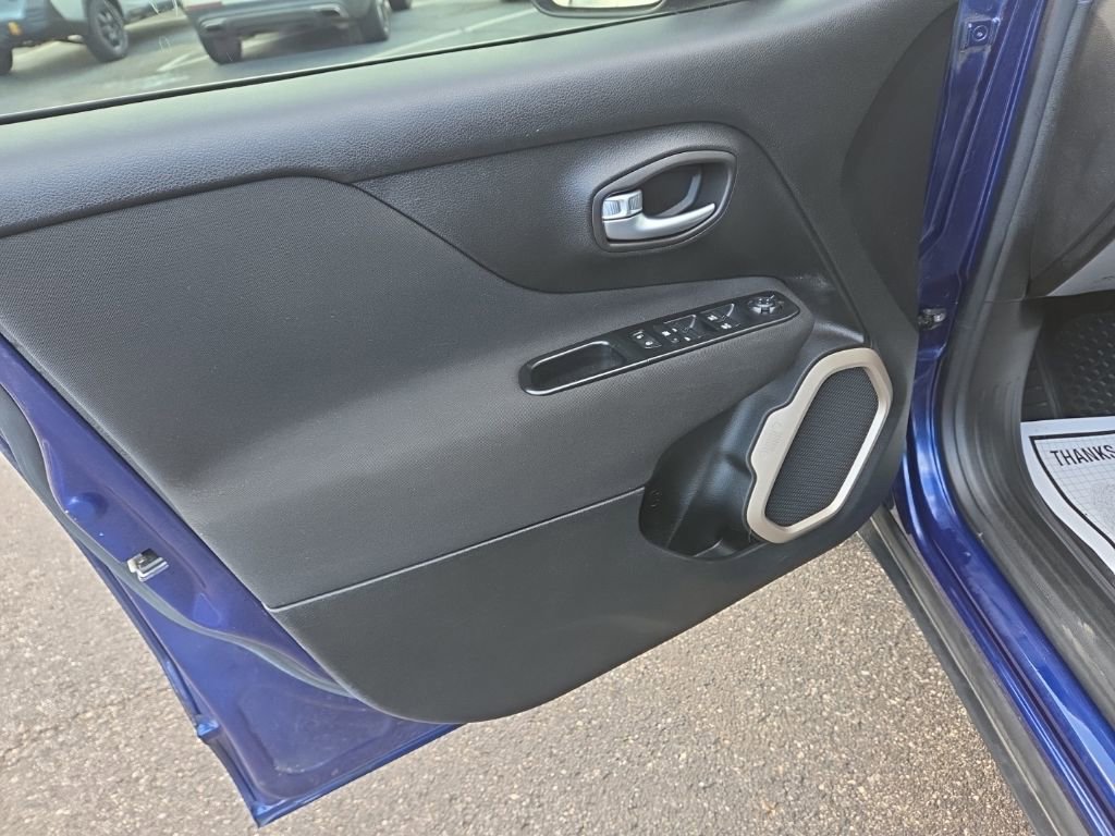 Used 2017 Jeep Renegade Latitude w/ Popular Equipment Group image 14