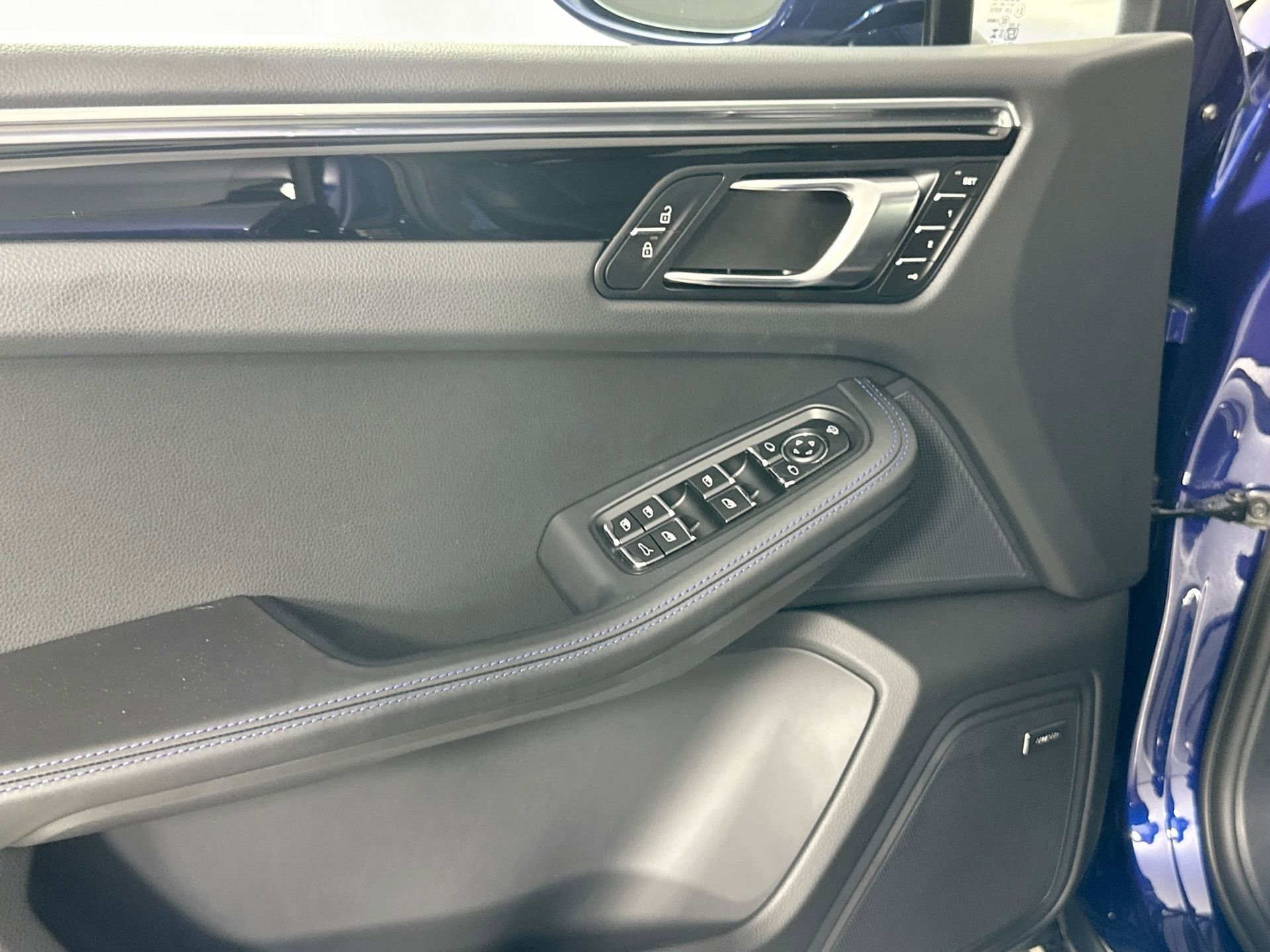 Certified 2025 Porsche Macan image 32