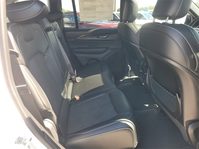 New 2025 Jeep Grand Cherokee Altitude image 14