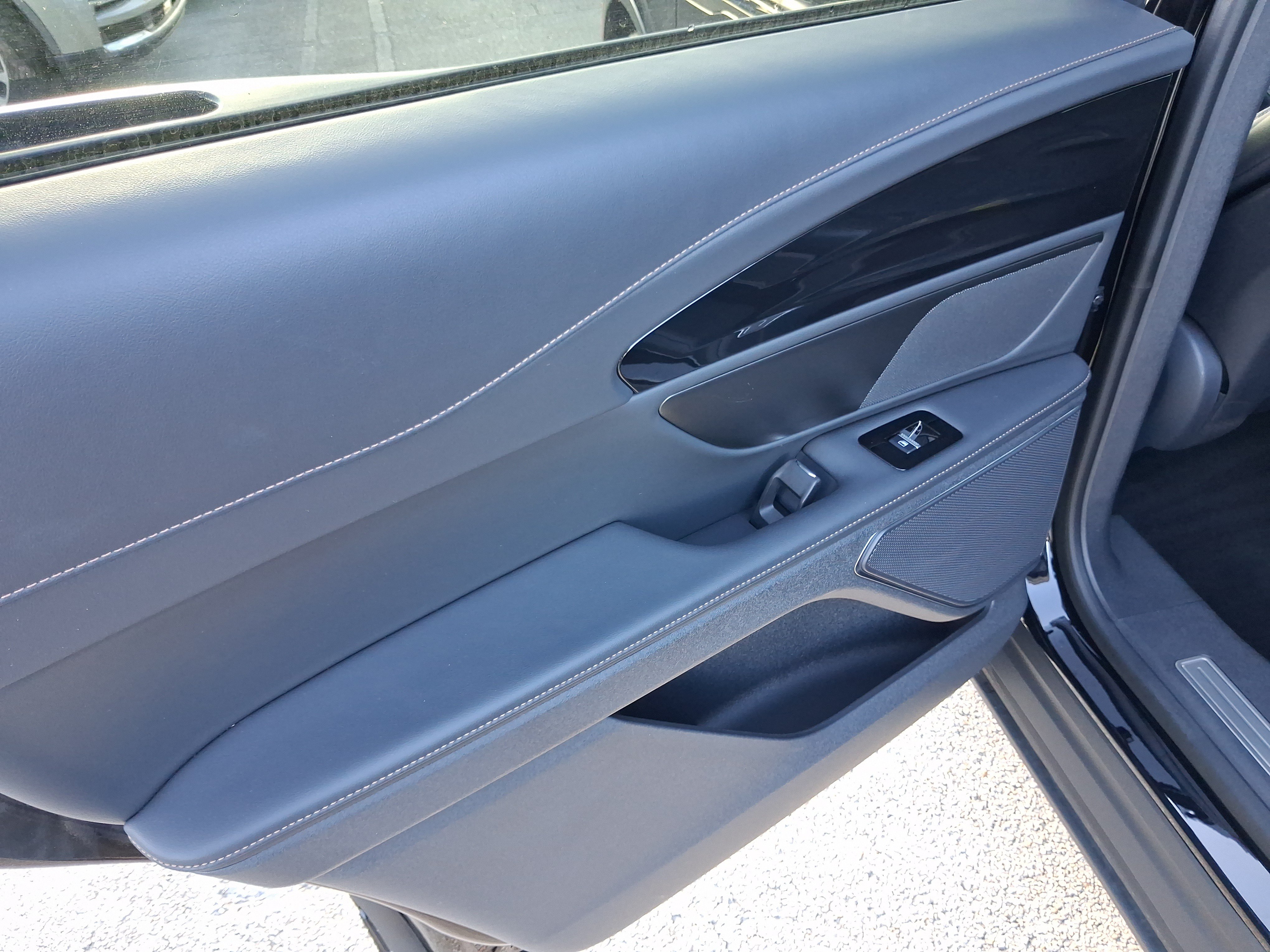 Certified 2024 Lincoln Nautilus Reserve w/ Jet Appearance Package (87T) AWD/4WD image 9