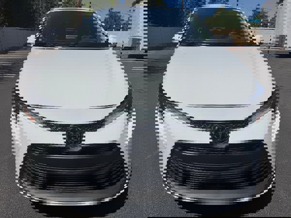 Used 2025 Toyota Corolla LE image 3