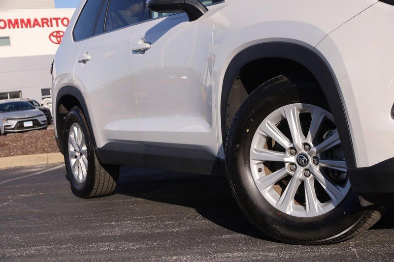 Used 2025 Toyota Grand Highlander AWD image 3