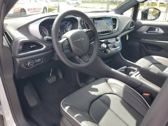 New 2026 Chrysler Pacifica Limited FWD image 9