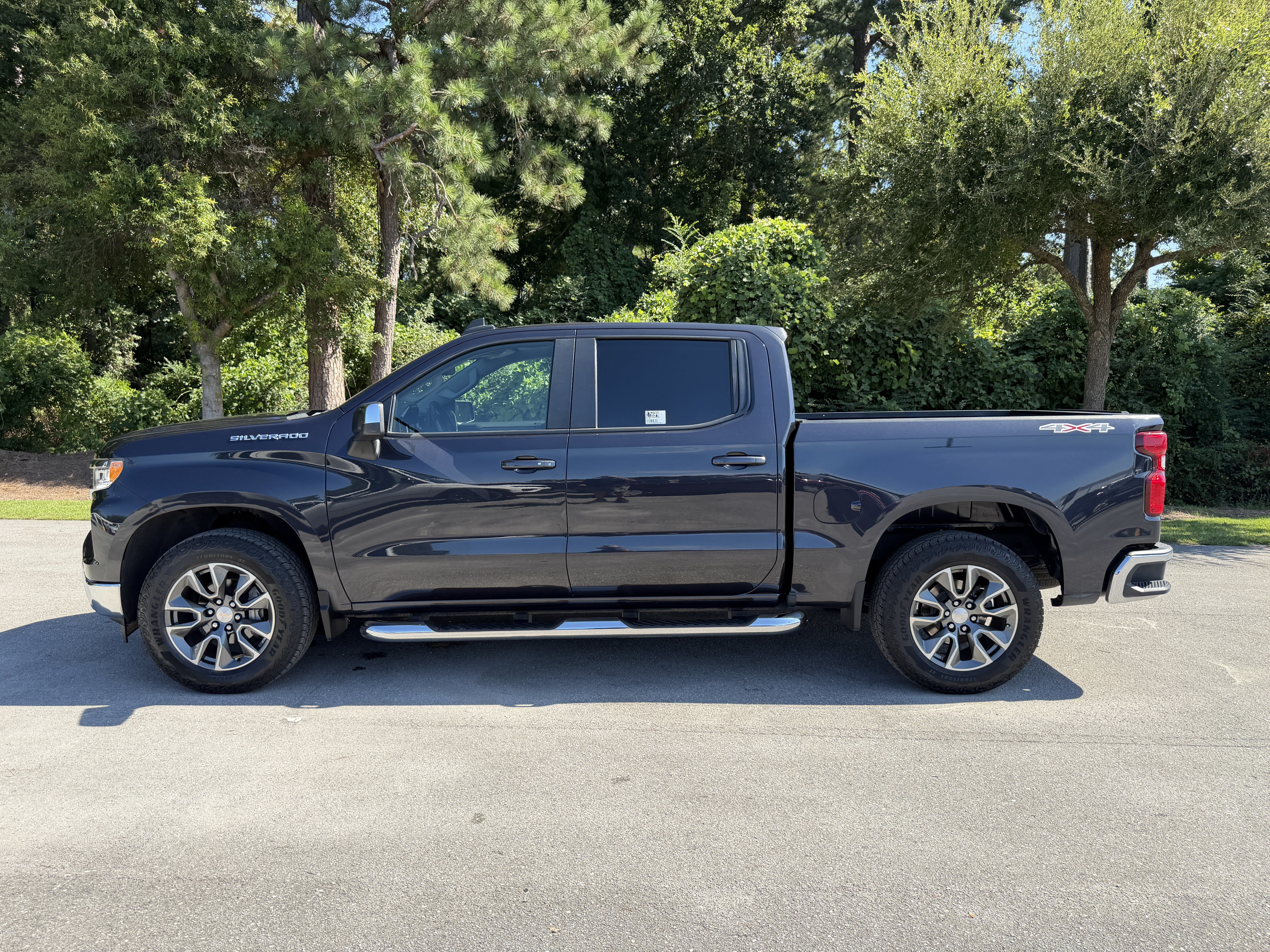 Used 2022 Chevrolet Silverado 1500 LT AWD/4WD image 34