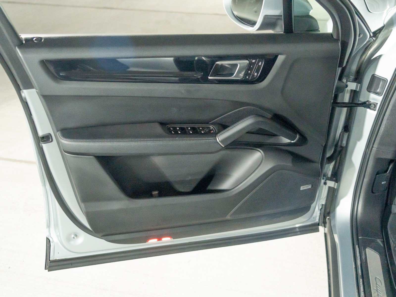 Certified 2023 Porsche Cayenne AWD/4WD image 16