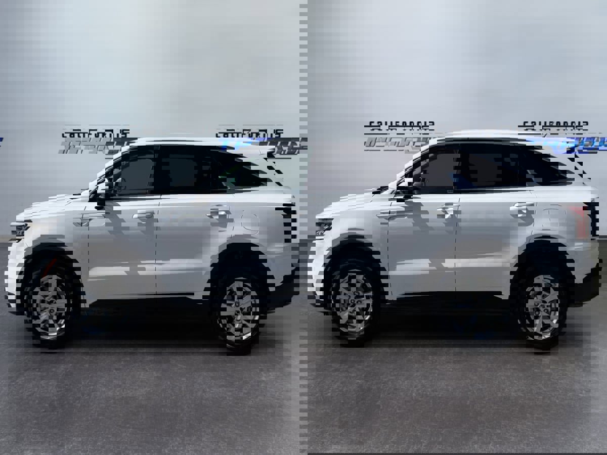 Used 2023 Kia Sorento LX image 8