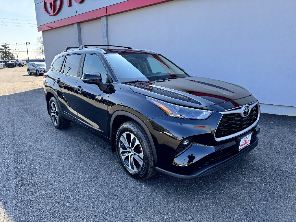 Used 2023 Toyota Highlander XLE image 4
