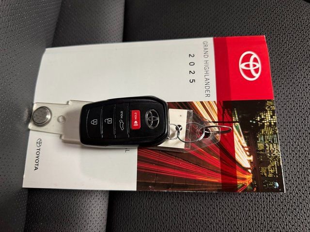 Used 2025 Toyota Grand Highlander AWD image 28