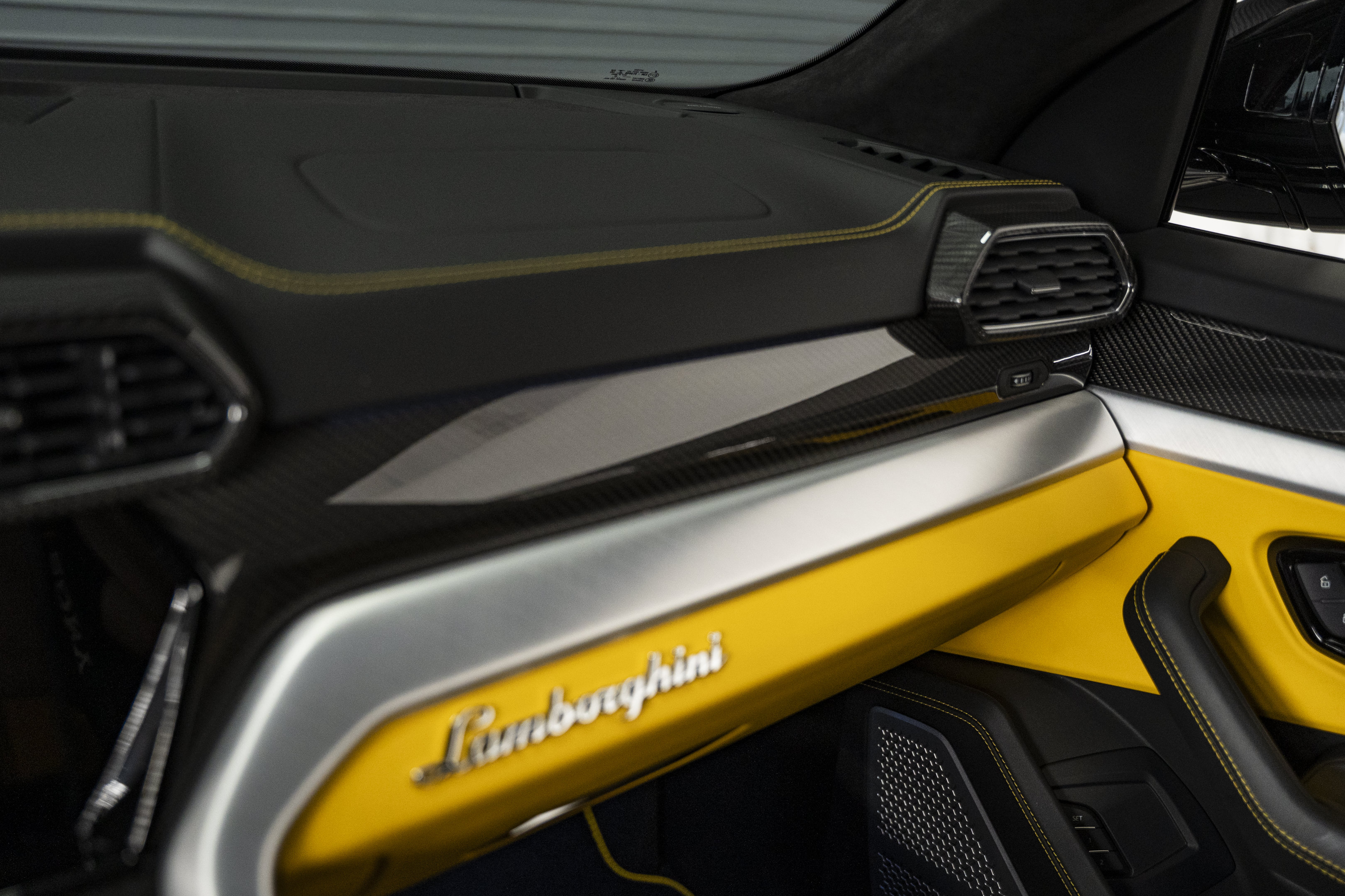 Used 2022 Lamborghini Urus AWD/4WD image 41