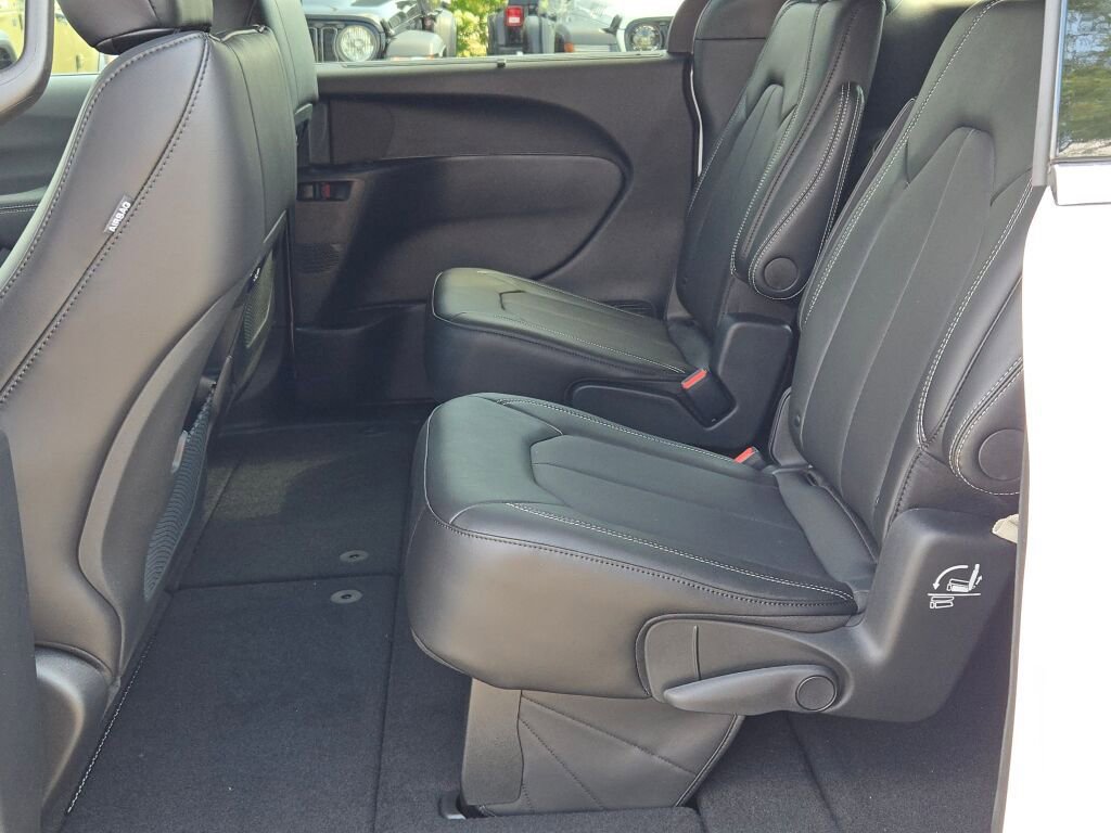 New 2026 Chrysler Pacifica Select image 18