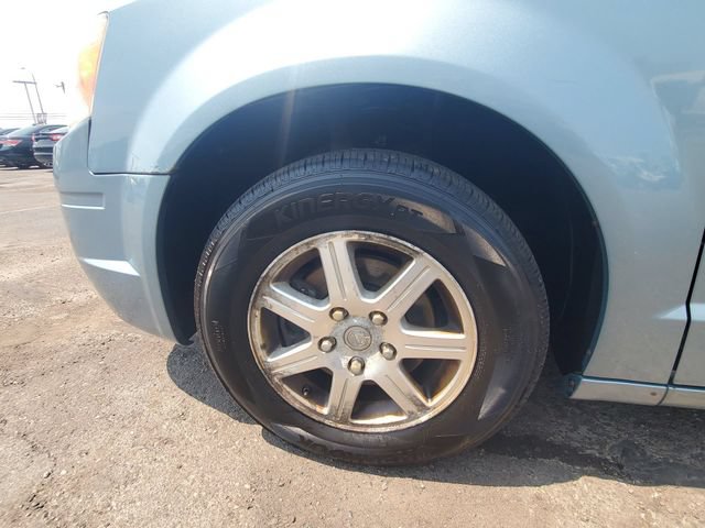 Used 2009 Chrysler Town & Country Touring FWD image 28