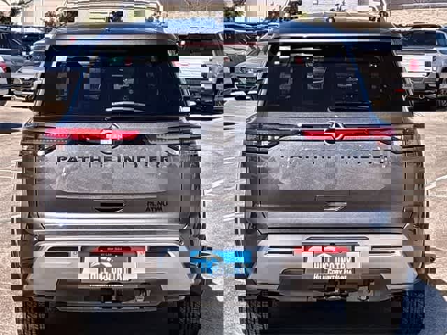 Used 2025 Nissan Pathfinder Platinum w/ Black Appearance Package image 5