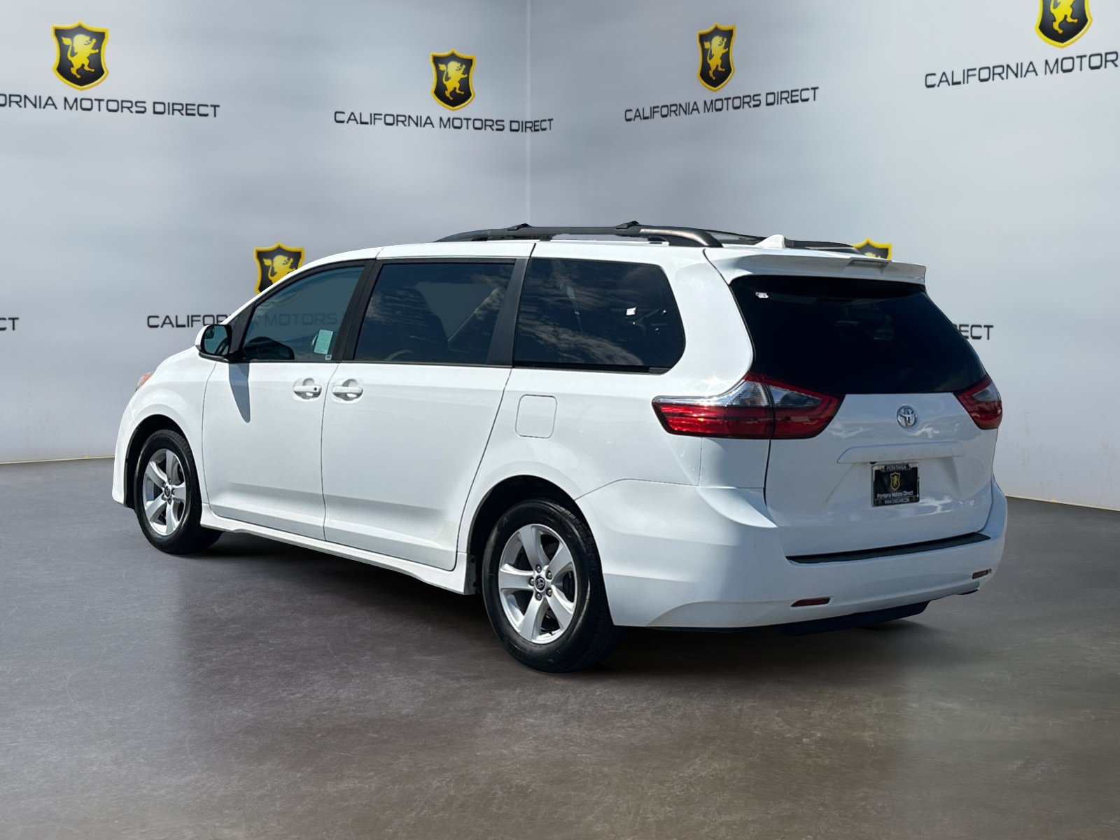 Used 2020 Toyota Sienna LE w/ Carpet Mat Package FWD image 3