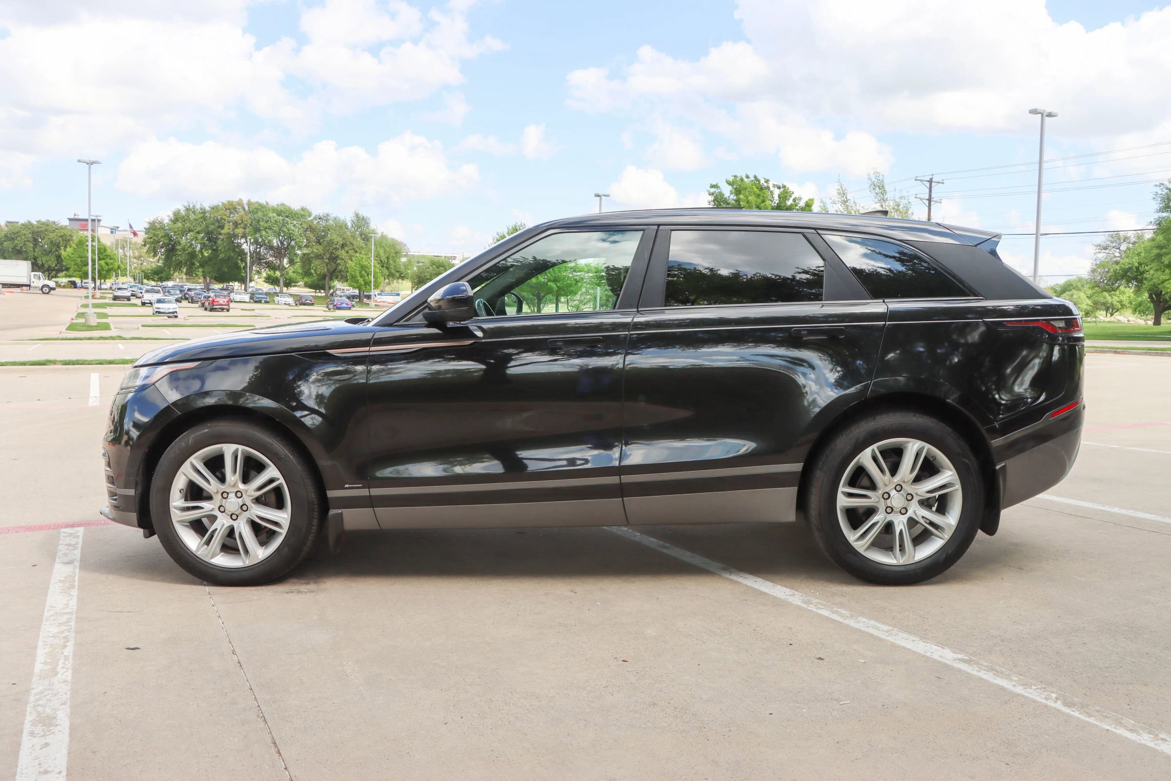 Used 2018 Land Rover Range Rover Velar R-Dynamic SE AWD/4WD image 4