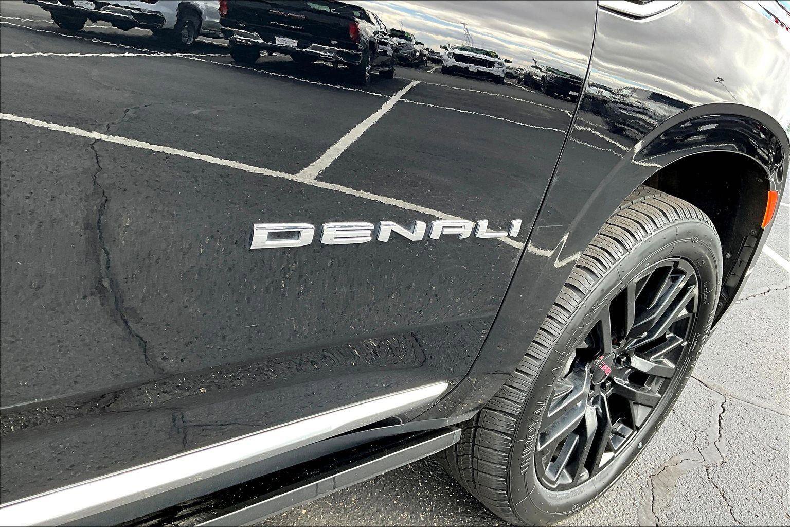 Used 2021 GMC Yukon XL Denali w/ Denali Premium Package image 9