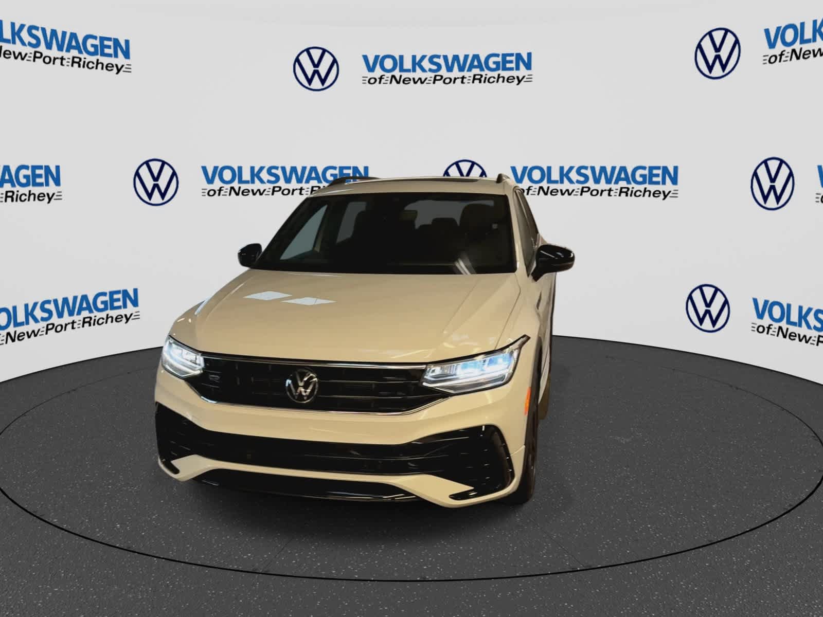 Used 2024 Volkswagen Tiguan SE R-Line FWD image 3