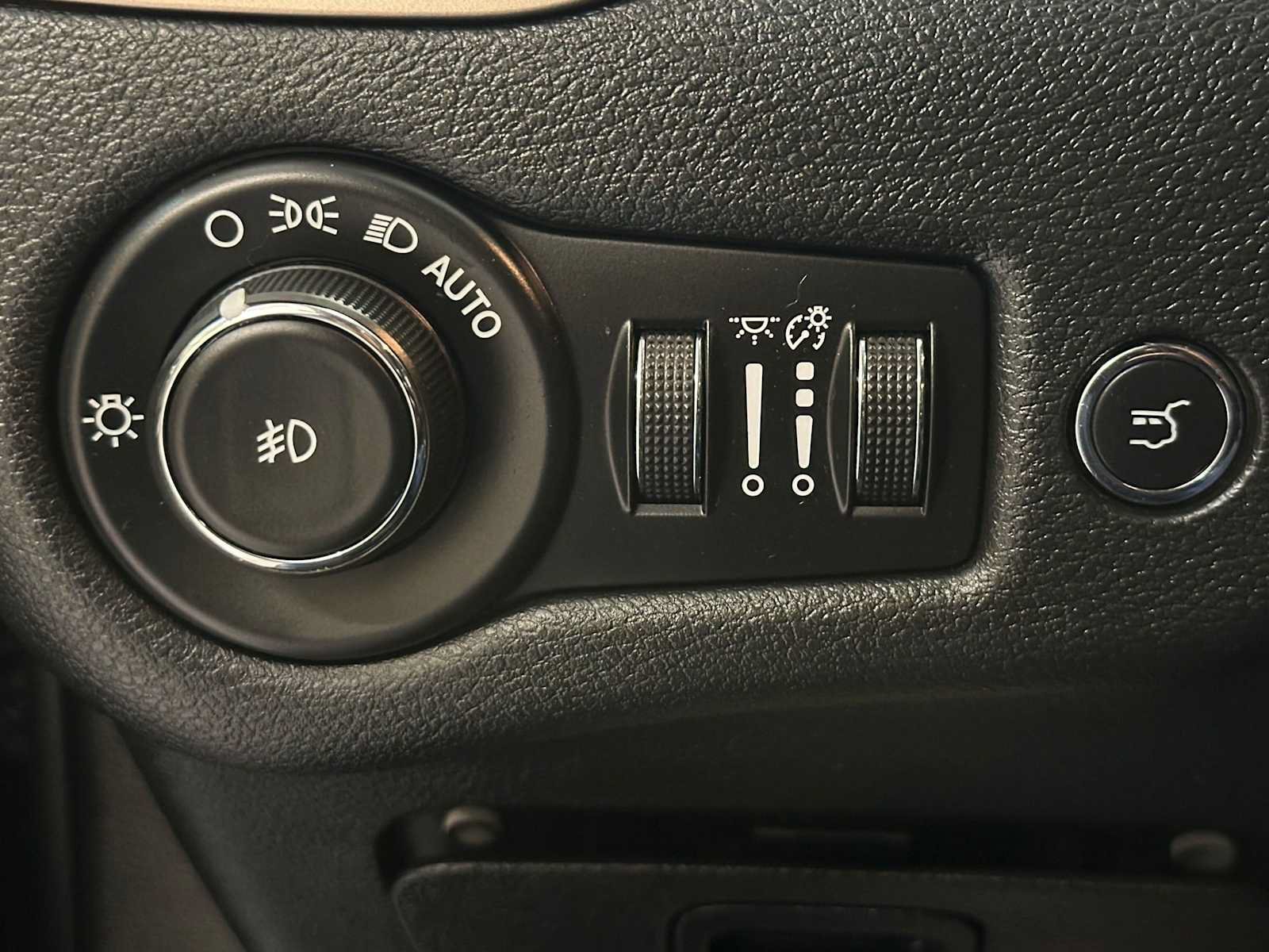 Used 2015 Jeep Cherokee Limited w/ Luxury Group AWD/4WD image 19