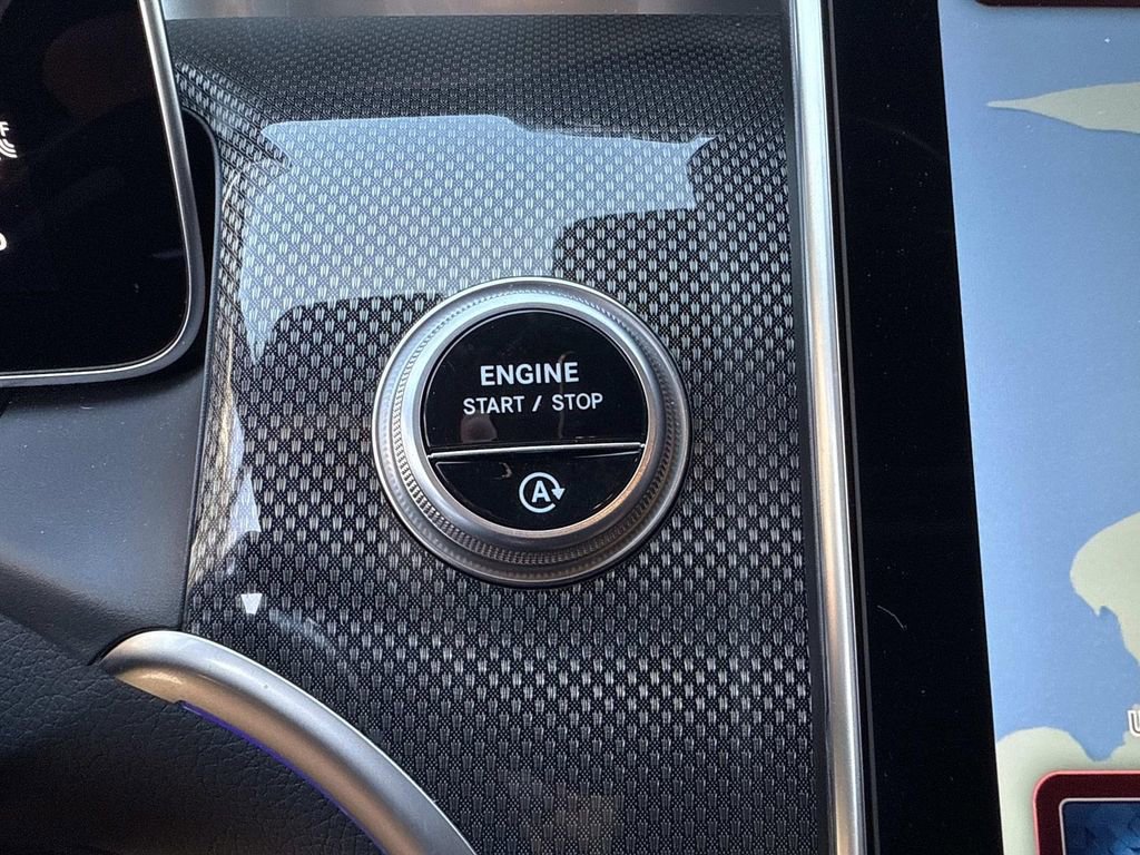 Used 2025 Mercedes-Benz GLC 300 4MATIC image 28