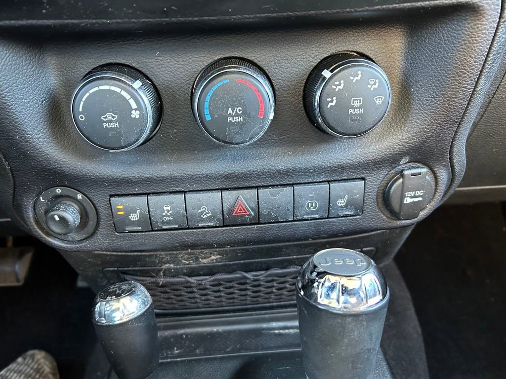 Used 2016 Jeep Wrangler Unlimited Sahara image 13