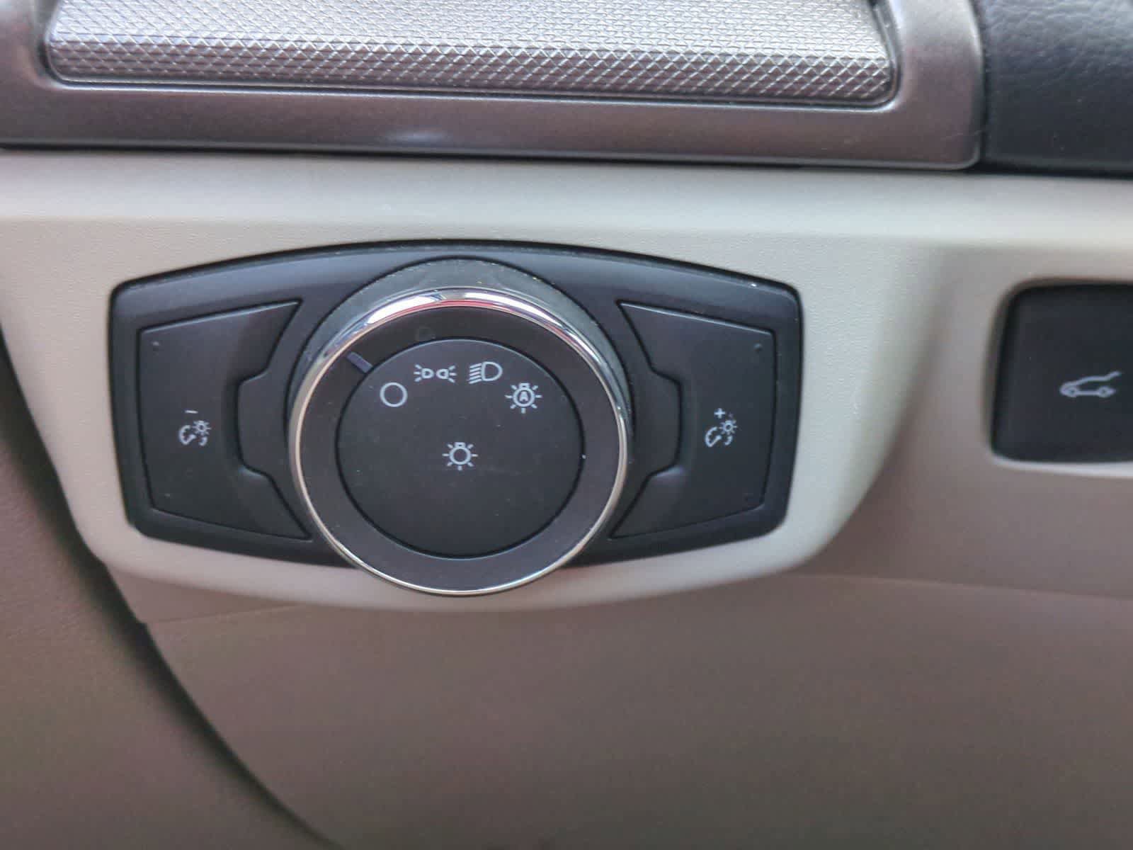 Used 2019 Ford Fusion SE FWD image 27