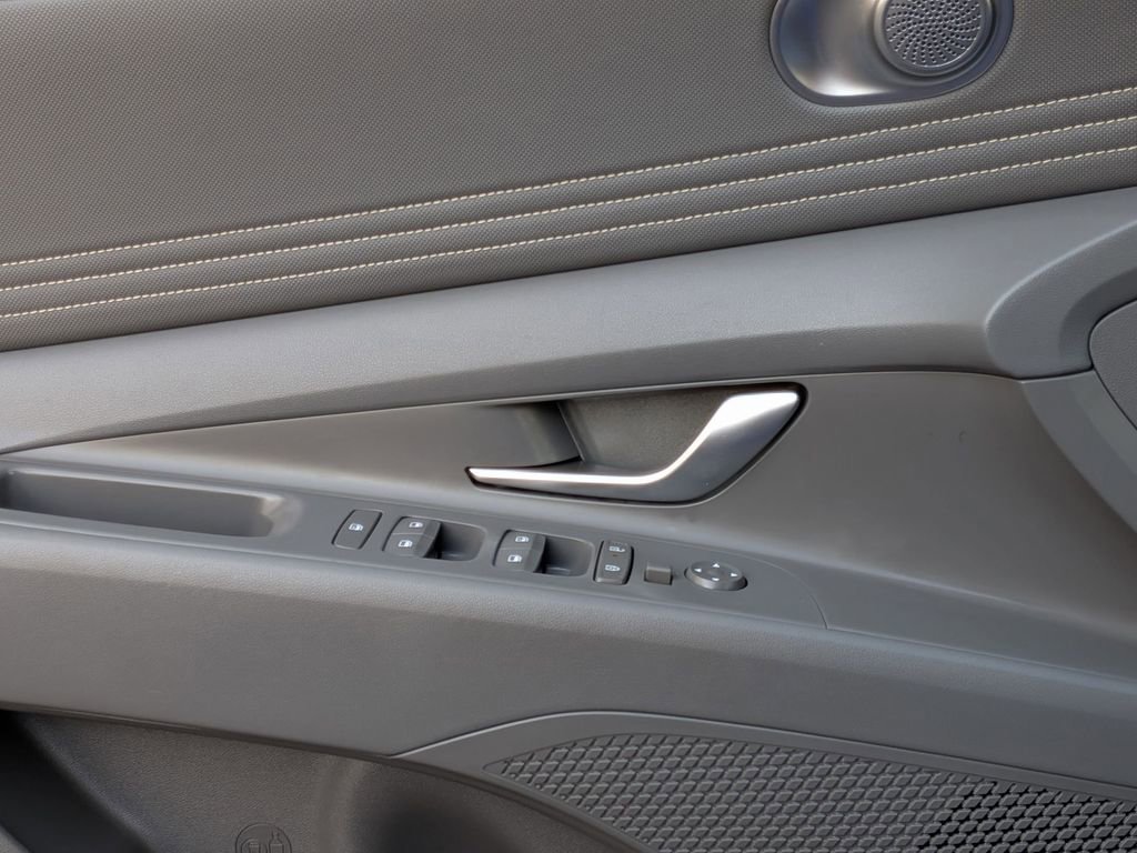 Used 2025 Hyundai Elantra SEL image 13