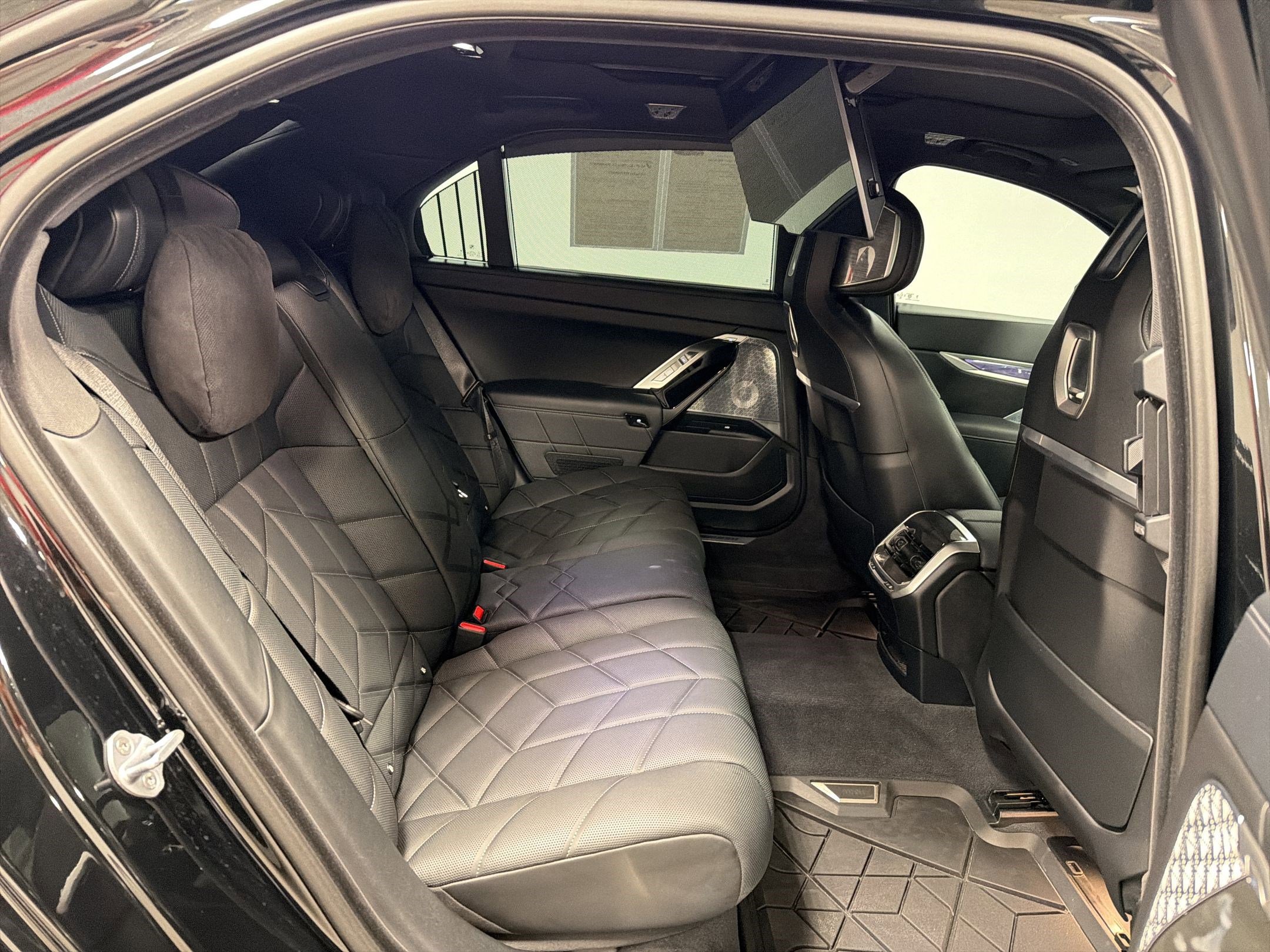 Certified 2025 BMW 760i xDrive w/ Executive Package AWD/4WD image 30