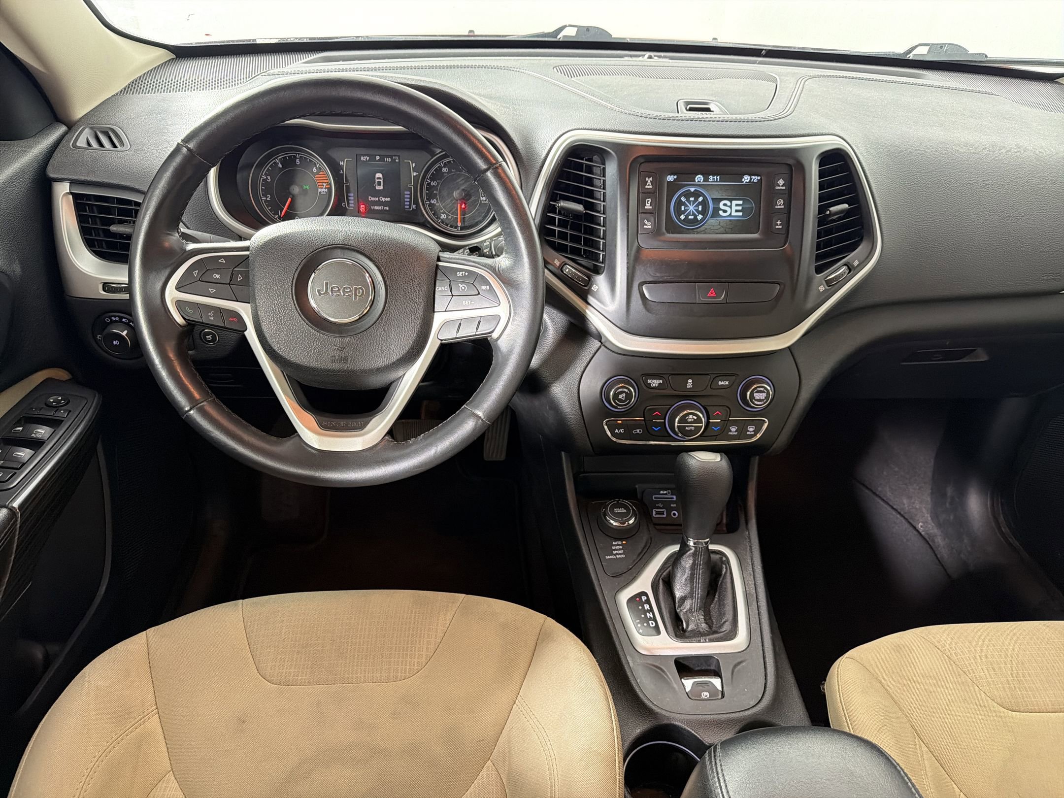 Used 2016 Jeep Cherokee Latitude w/ Comfort/Convenience Group AWD/4WD image 27