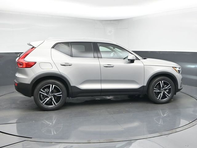 Used 2023 Volvo XC40 B5 Plus image 8