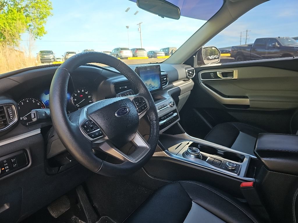 Used 2024 Ford Explorer XLT w/ Equipment Group 202A AWD/4WD image 9