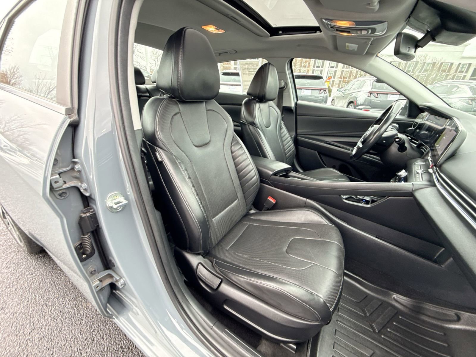 Used 2023 Hyundai Elantra Limited w/ Preferred Accessory Package image 26