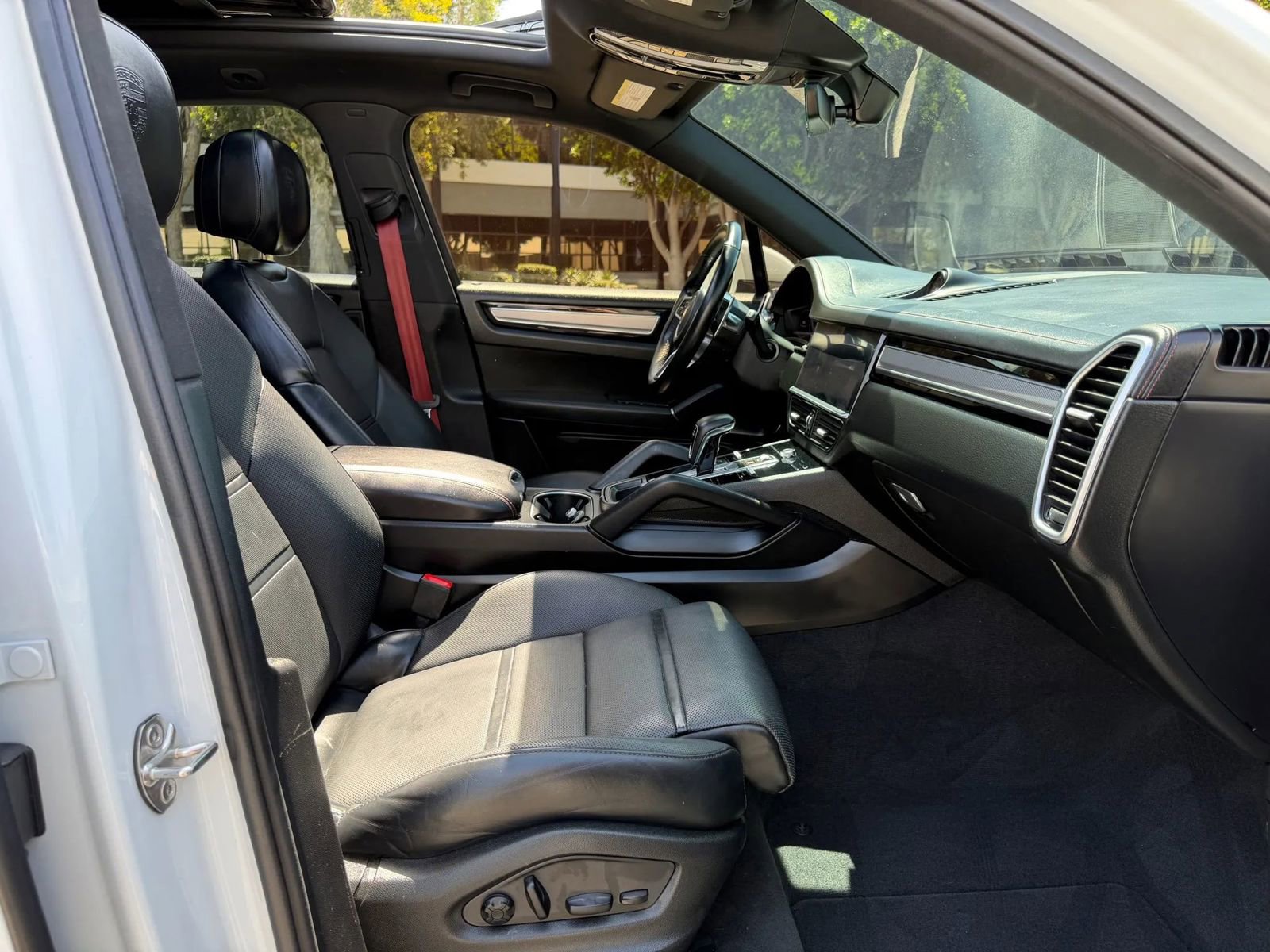 Used 2022 Porsche Cayenne Platinum Edition w/ Premium Package Plus AWD/4WD image 24