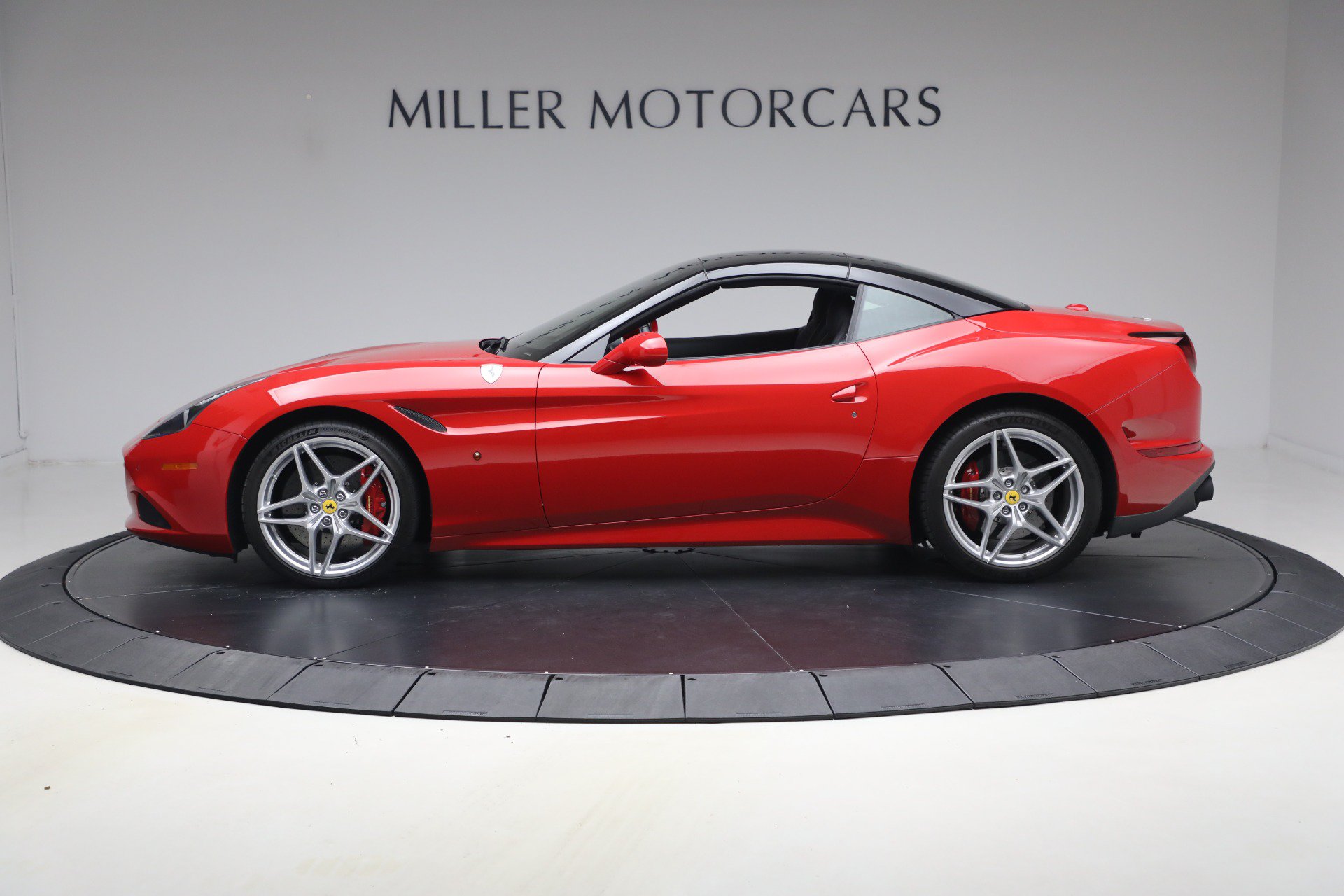 Certified 2017 Ferrari California T RWD image 31