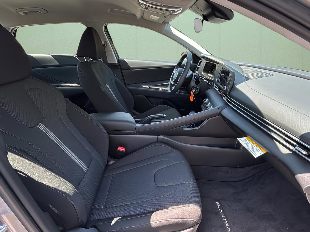 Used 2025 Hyundai Elantra SE FWD image 40