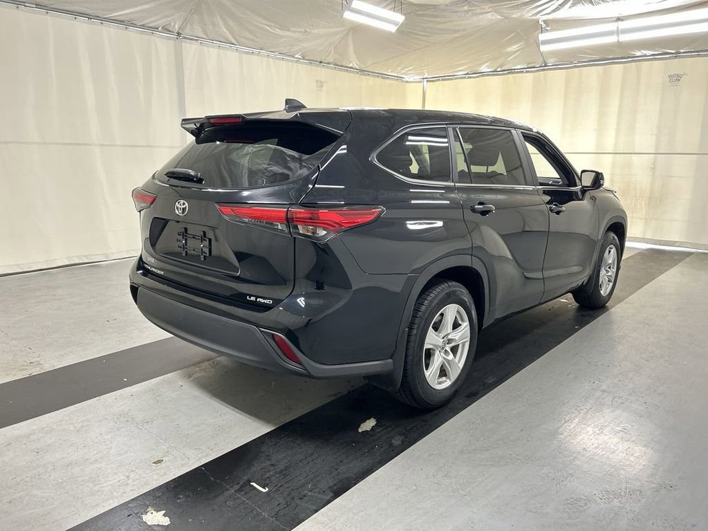 Used 2023 Toyota Highlander LE AWD/4WD image 2