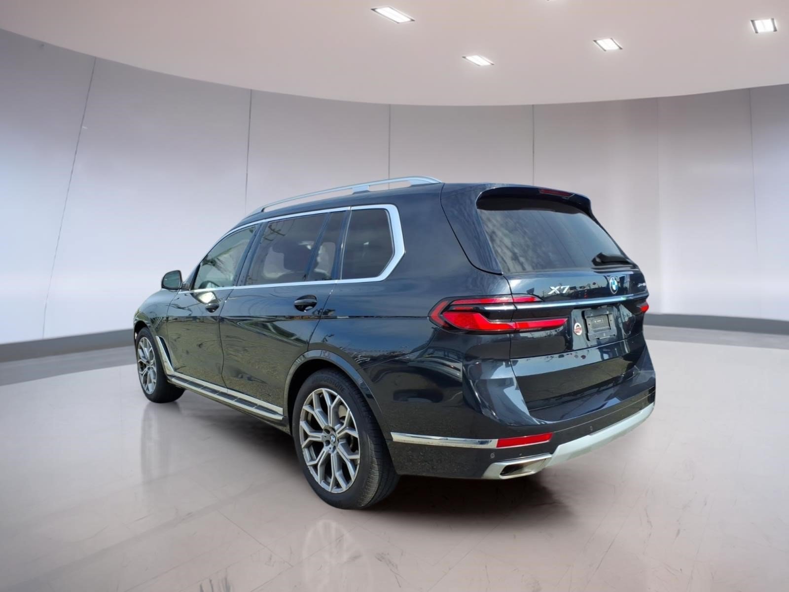 Used 2024 BMW X7 xDrive40i w/ Executive Package AWD/4WD image 3