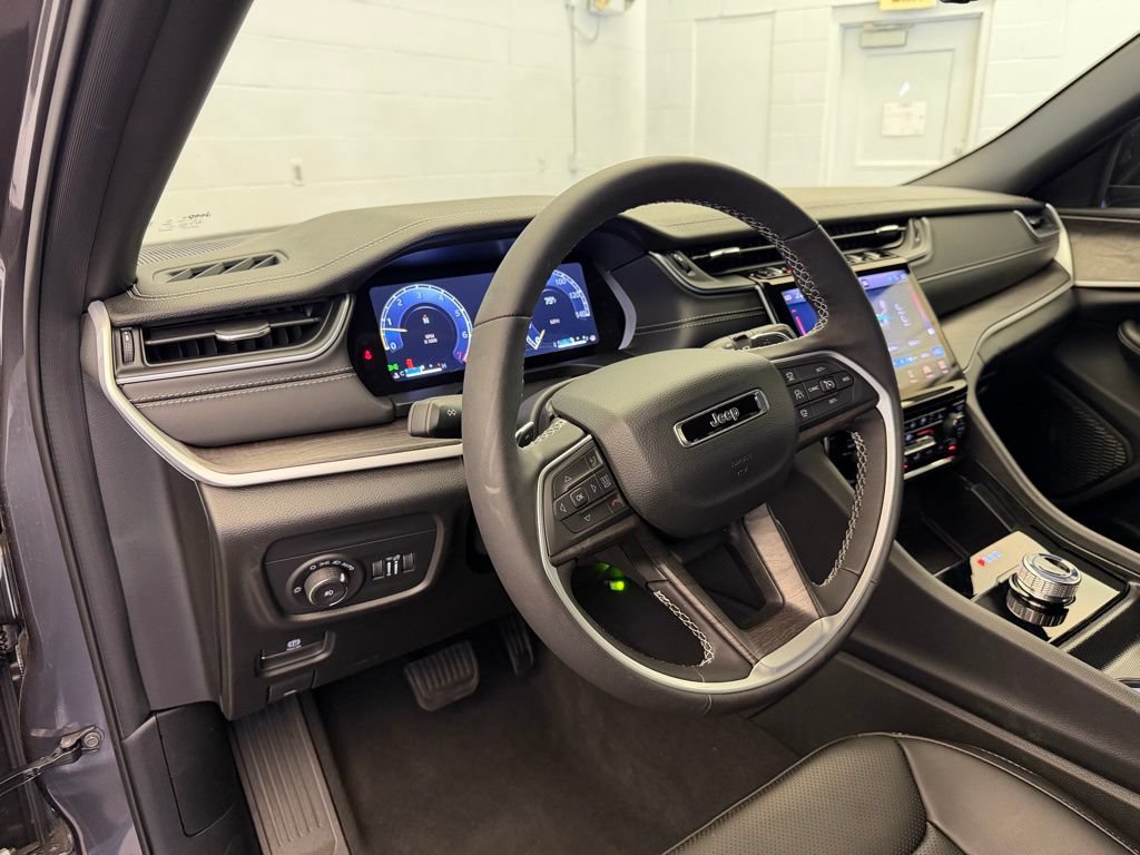 New 2025 Jeep Grand Cherokee Limited w/ Luxury Tech Group II RWD image 17