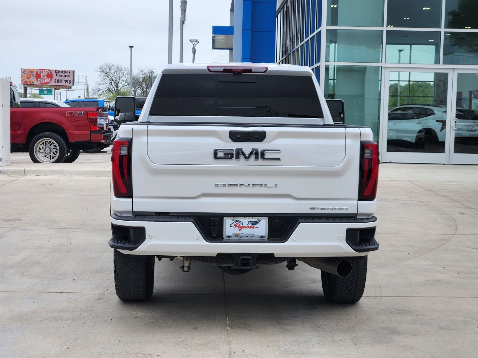 Used 2025 GMC Sierra 2500 Denali Ultimate image 8