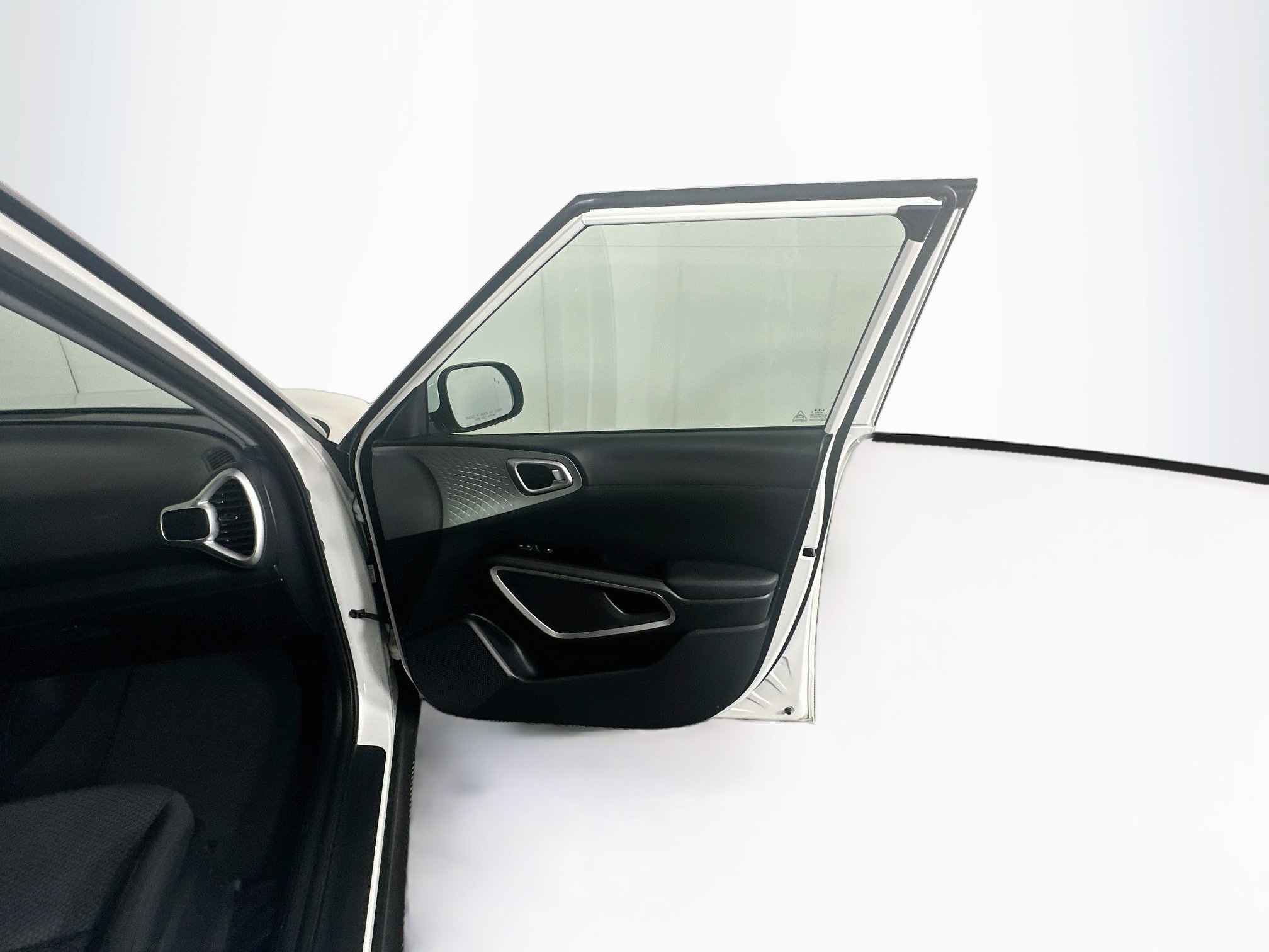 Used 2025 Kia Soul LX w/ LX Technology Package FWD image 30