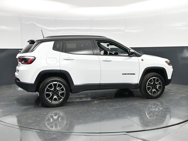 Used 2025 Jeep Compass Trailhawk AWD/4WD image 14